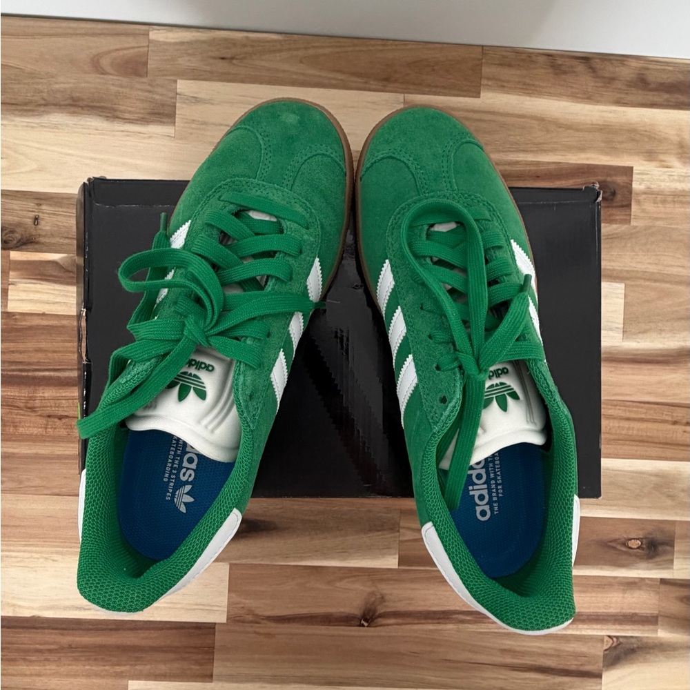 Adidas Gazelle Women’s 8.5 Men's 7.5 Green and White Sneakers NEW IN BOX